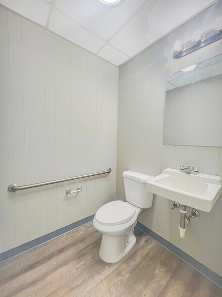 More Photos Of 800 Industrial Cir, Phenix City Distribution For Sale