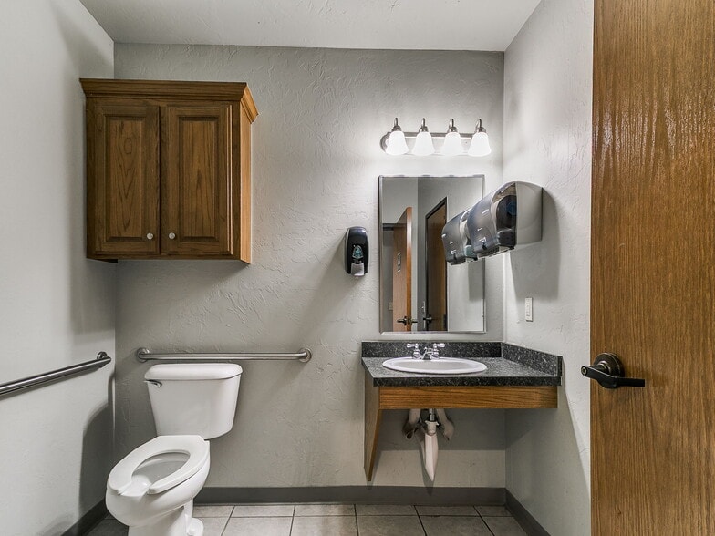 More Photos Of 901-909 Wall St, Norman Office For Sale