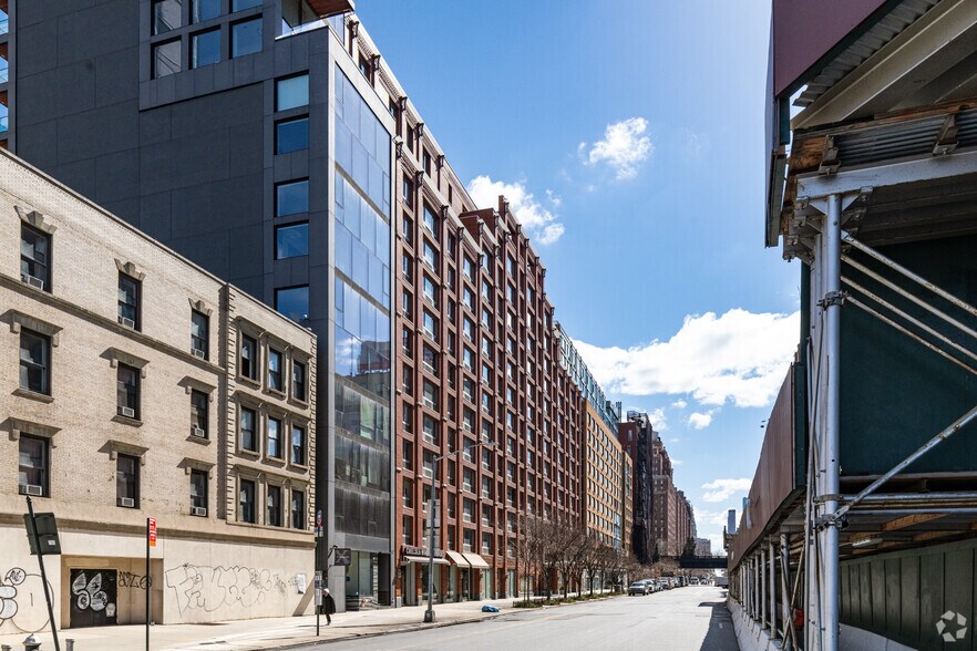 More Photos Of 555 W 23rd St, New York Apartments For Lease