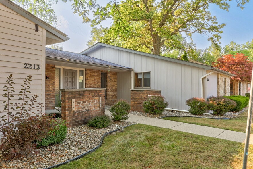 More Photos Of 2215 N Center Rd, Saginaw Office For Sale