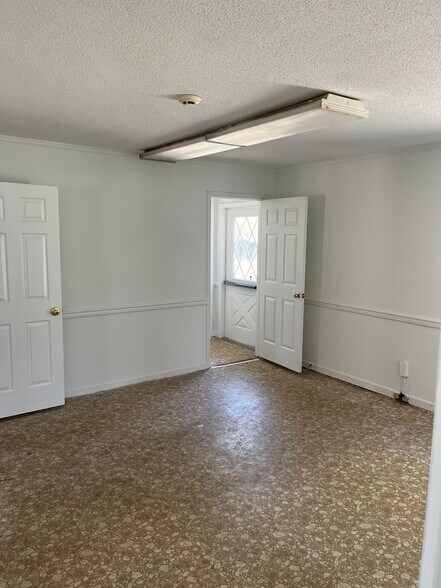 More Photos Of 914 White St E, Rock Hill Service For Lease