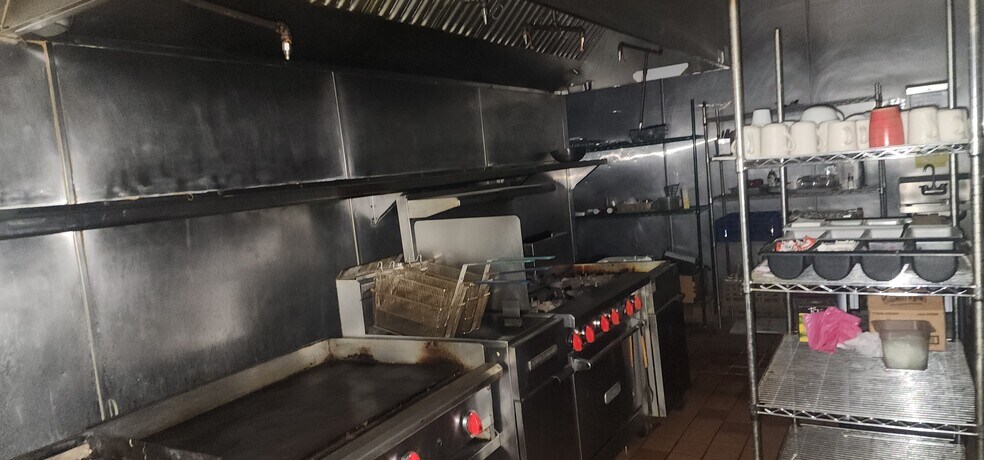 More Photos Of 15705-15717 Vanowen St, Van Nuys Unknown For Lease