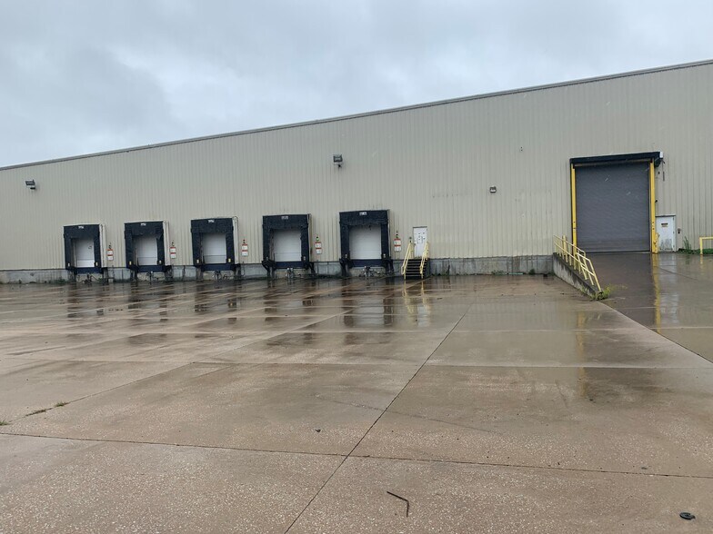 More Photos Of 6801 5th St, Northport Industrial For Lease