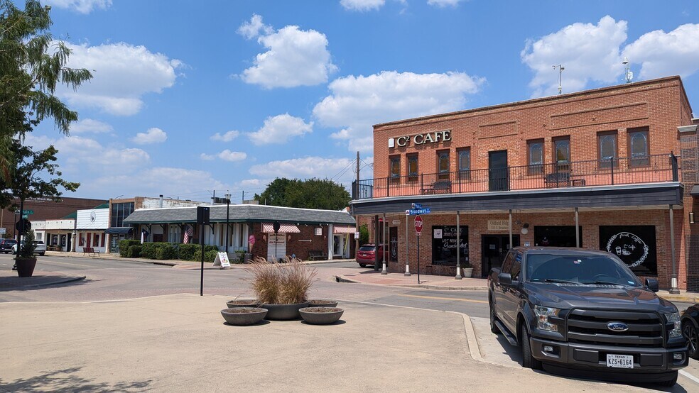 More Photos Of 1019 S Broadway St, Carrollton Storefront For Sale