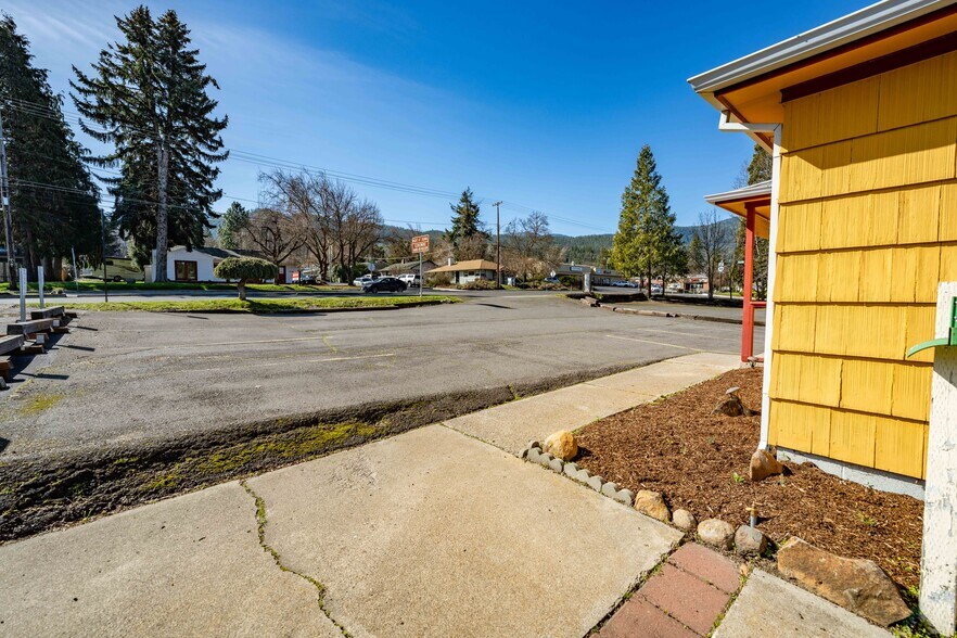 More Photos Of 1745 Ashland St, Ashland Medical For Sale