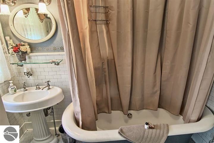 More Photos Of 230 Wellington St, Traverse City Hospitality For Sale