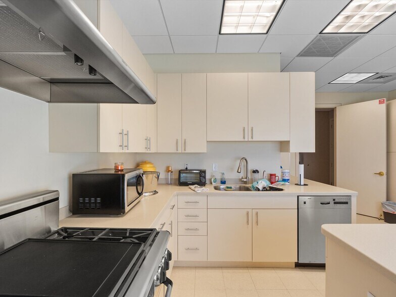 More Photos Of 15400 S US Highway 301, Summerfield Office For Sale