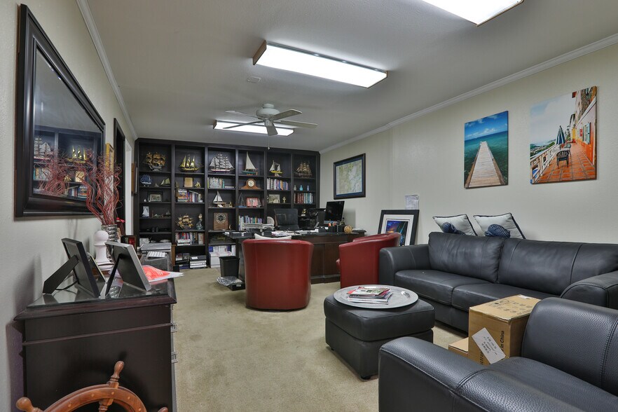 More Photos Of 2502 Harry Wurzbach Rd, San Antonio Flex For Lease