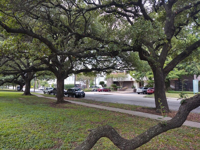 More Photos Of 1920 N Memorial Way, Houston Loft Creative Space For Lease