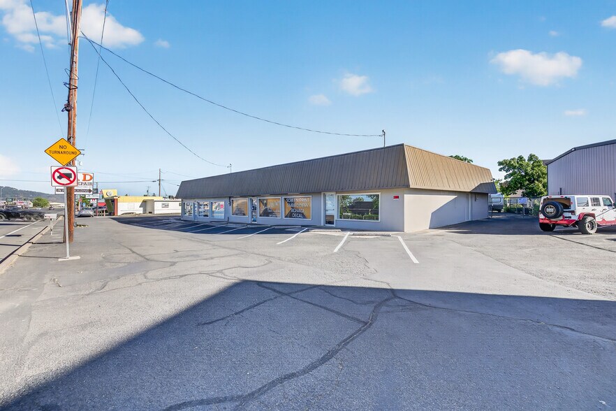 More Photos Of 2714 N Pacific Hwy, Medford Storefront Retail Office For Sale