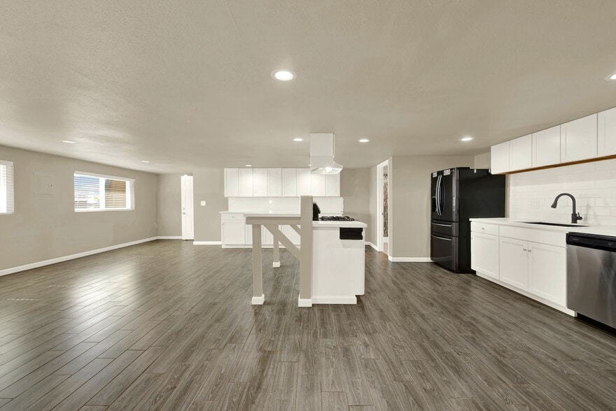 More Photos Of 124 S Porter Rd, Dixon Service For Sale