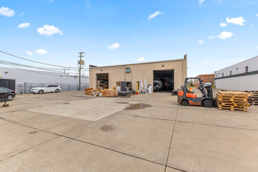 More Photos Of 32639-32645 Industrial Rd, Garden City Warehouse For Sale
