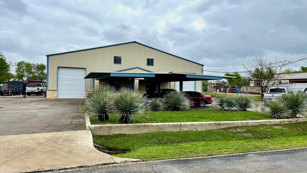 More Photos Of 1144 Pride Dr, New Braunfels Flex For Lease