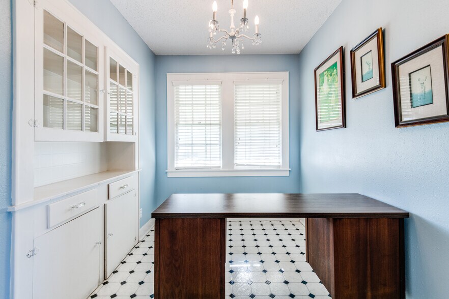 More Photos Of 209 S Main St, Lindale Loft Creative Space For Lease