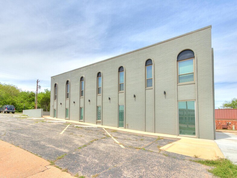 More Photos Of 505 NE 46th St, Oklahoma City Office For Lease