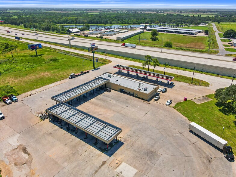 Primary Photo Of 5168 NE I 10 Frontage Rd, Sealy Service Station For Sale