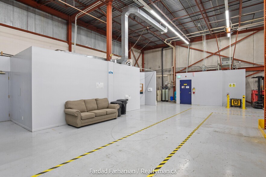 More Photos Of 42 Cardico Dr, Whitchurch-Stouffville Warehouse For Lease