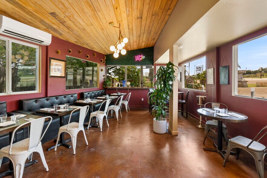 More Photos Of 1725 S US Highway 281, Blanco Freestanding For Sale