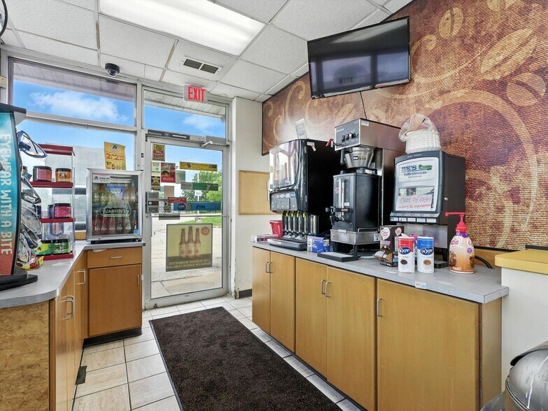 More Photos Of 2115 Main St, Green Bay Service Station For Sale