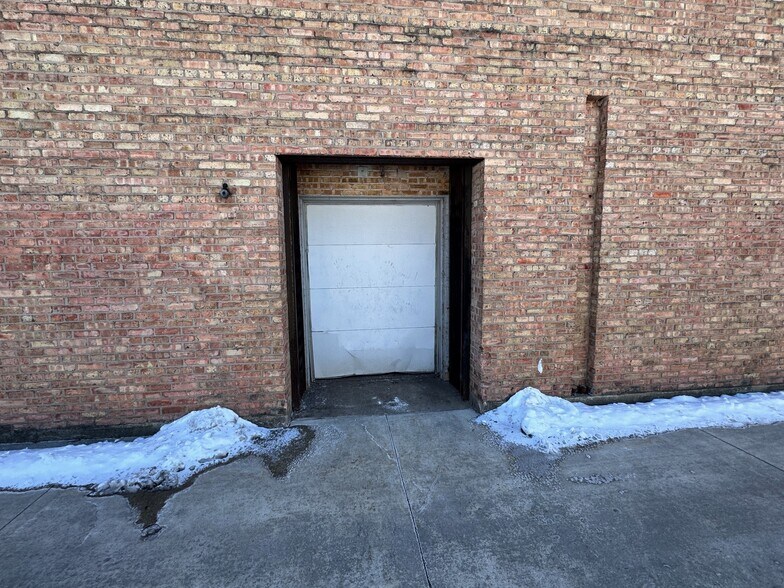 More Photos Of 1158 Lillian St, Elgin General Retail For Sale