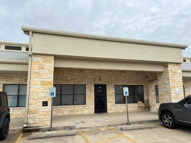 More Photos Of 1050 Meadows Dr, Round Rock Light Distribution For Lease