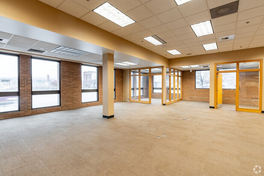 More Photos Of 30 S Mission St, Wenatchee Bank For Sale