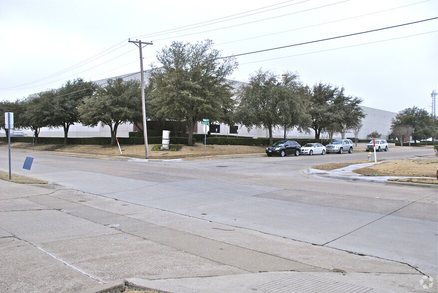 More Photos Of 1700 Summit Ave, Plano Warehouse For Lease