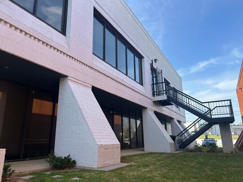 More Photos Of 3050 Amwiler Rd, Peachtree Corners Office For Lease