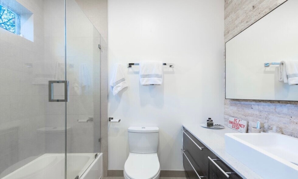 More Photos Of 12148 Travis St, Los Angeles Healthcare For Lease