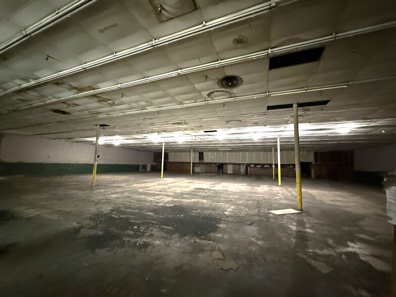 More Photos Of 2400-2400 E Washington St, Petersburg Warehouse For Sale