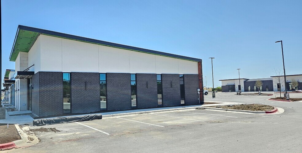 More Photos Of 10861 183A, Leander General Retail For Sale