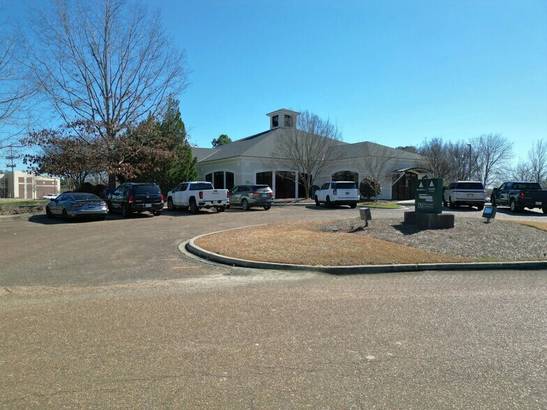 More Photos Of 601 Crescent Blvd, Madison Office For Lease