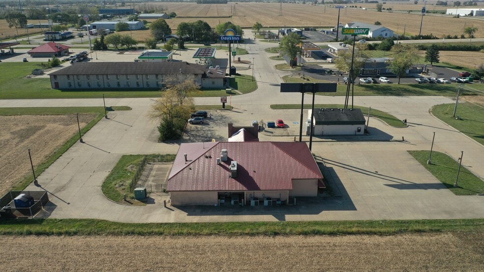 More Photos Of 210 N Lewis Ave, Oglesby Restaurant For Lease