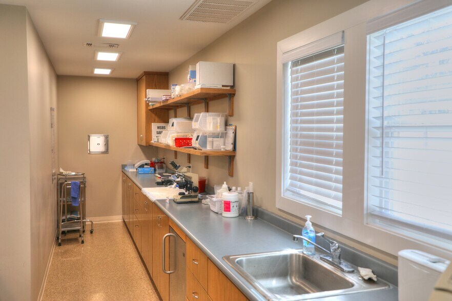 More Photos Of 1892 W US Highway 290, Fredericksburg Medical For Sale
