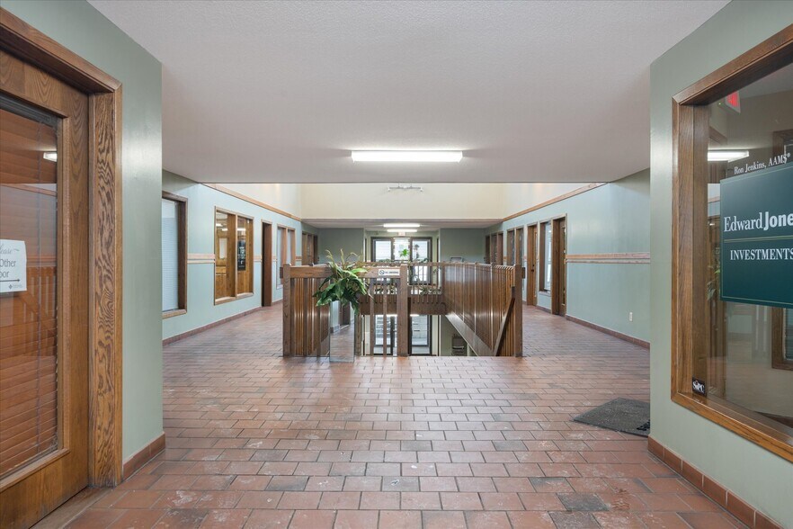 More Photos Of 1810 Crestview Dr, Hudson Office For Sale