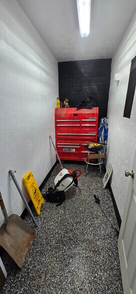 More Photos Of 6109 S I 35 Service Rd, Oklahoma City Flex For Lease