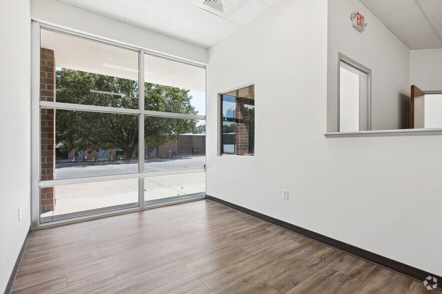 More Photos Of 6348 Burnt Poplar Rd, Greensboro Warehouse For Lease