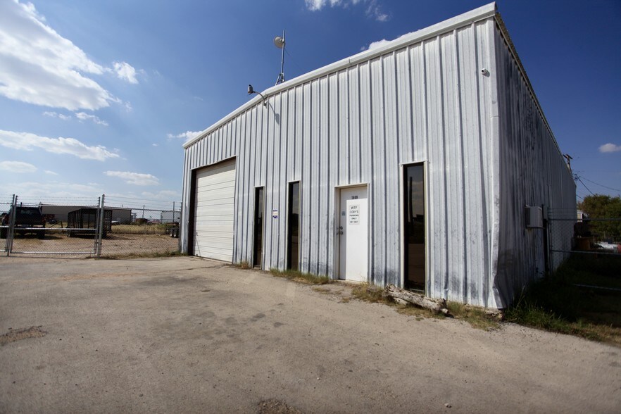 More Photos Of 1609 E Taylor Ave, Midland Warehouse For Sale
