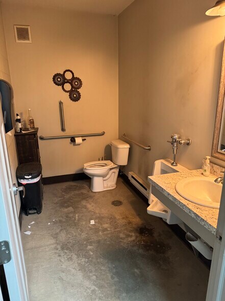 More Photos Of 996 Thornwood Dr, Heath Office For Sale