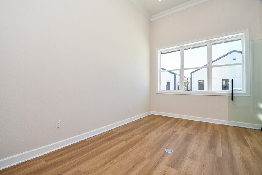 More Photos Of 1325 Main St, Katy Office For Lease