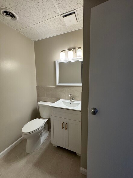 More Photos Of 311 Maple Ave W, Vienna Medical For Lease