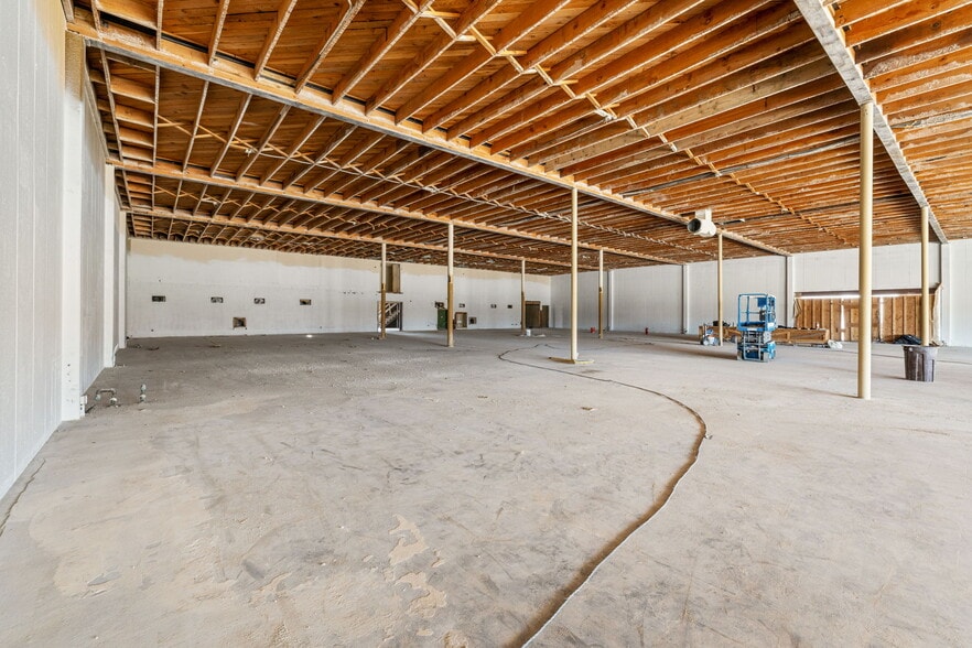 More Photos Of 45151 Oasis St, Indio Freestanding For Lease