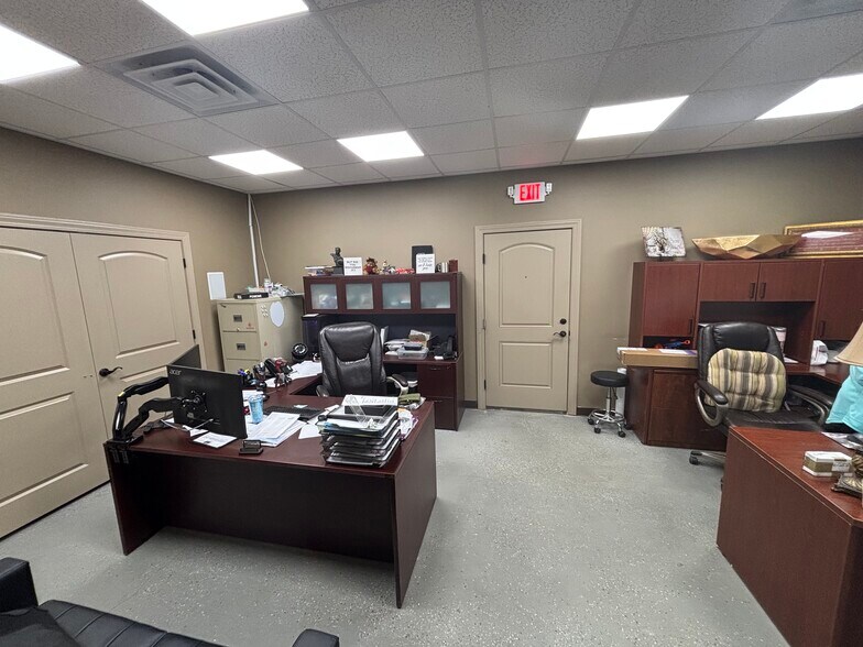 More Photos Of 7000 Crystal Hill Rd, North Little Rock Office For Sale