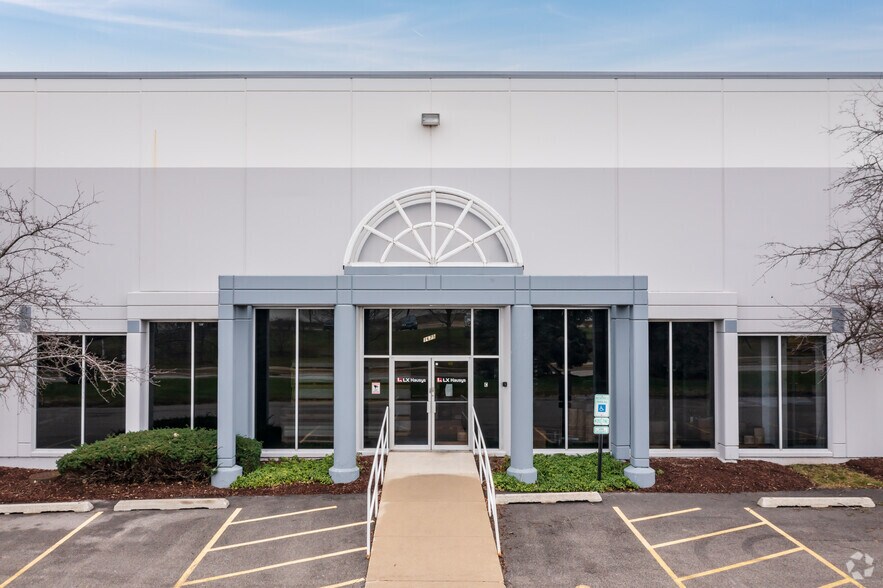 More Photos Of 1675 Holmes Rd, Elgin Warehouse For Lease