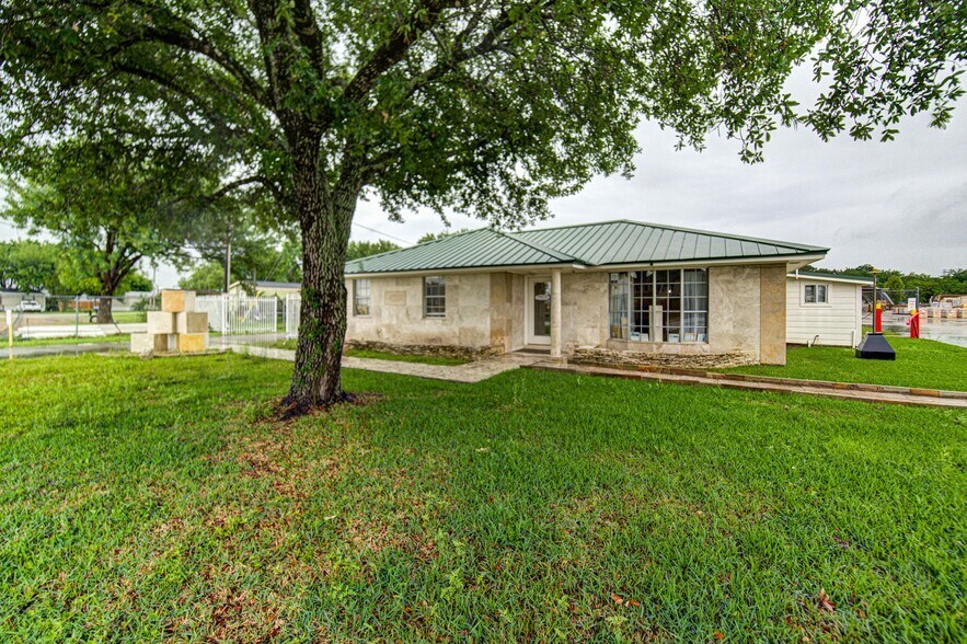 More Photos Of 1100 S Persimmon St, Tomball Warehouse For Sale