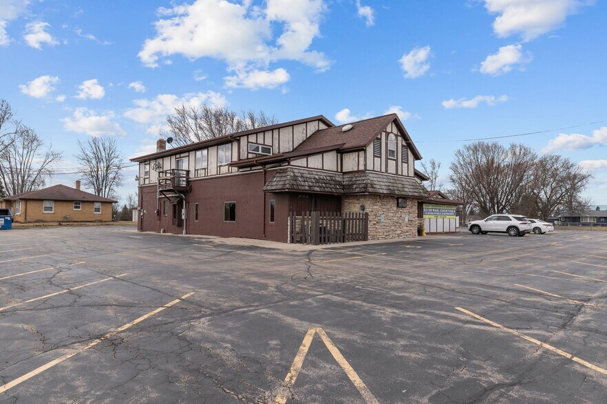 More Photos Of 1101 W North Ave, Little Chute Restaurant For Lease