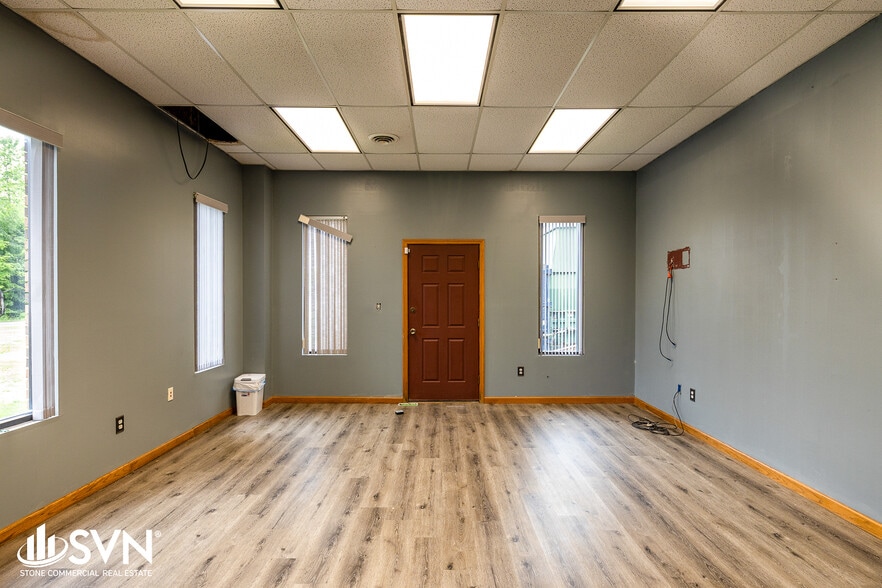 More Photos Of 136 Armory St, London Warehouse For Lease