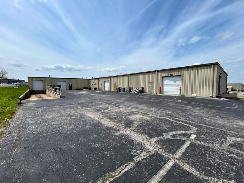 More Photos Of 2102-2112 W Vista, Springfield Light Manufacturing For Lease