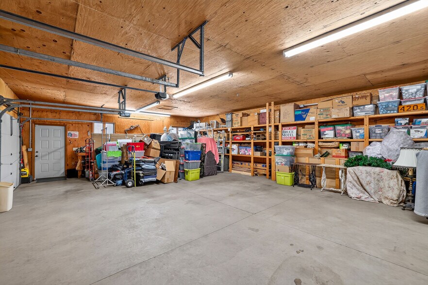 More Photos Of 420-422 Main Street St, Riggins Specialty For Sale