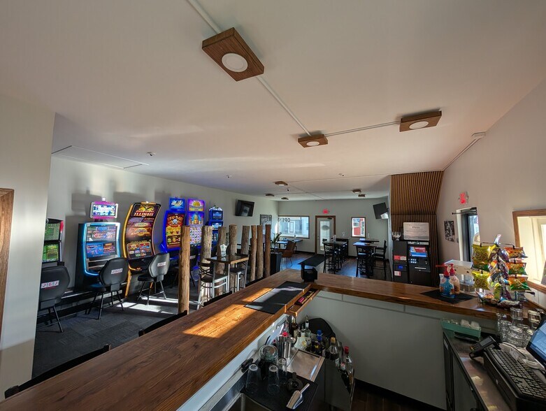 More Photos Of 518 W Main St, Kirkland Freestanding For Sale